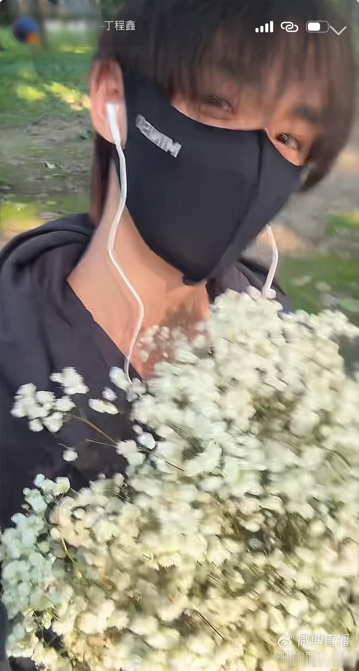 “当满天星靠近黑衣服的时候就是夜空最亮的星”                  
