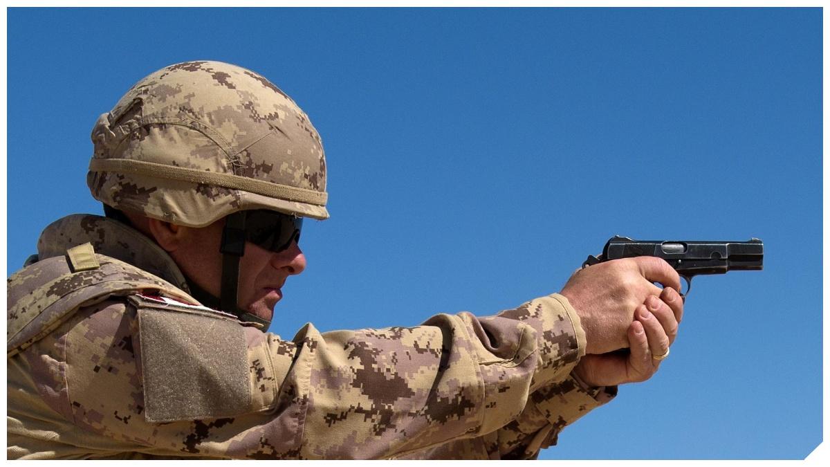 2 Mk1*手枪。这些手枪一直服役到2023年，总共还剩下11000支。当时，加