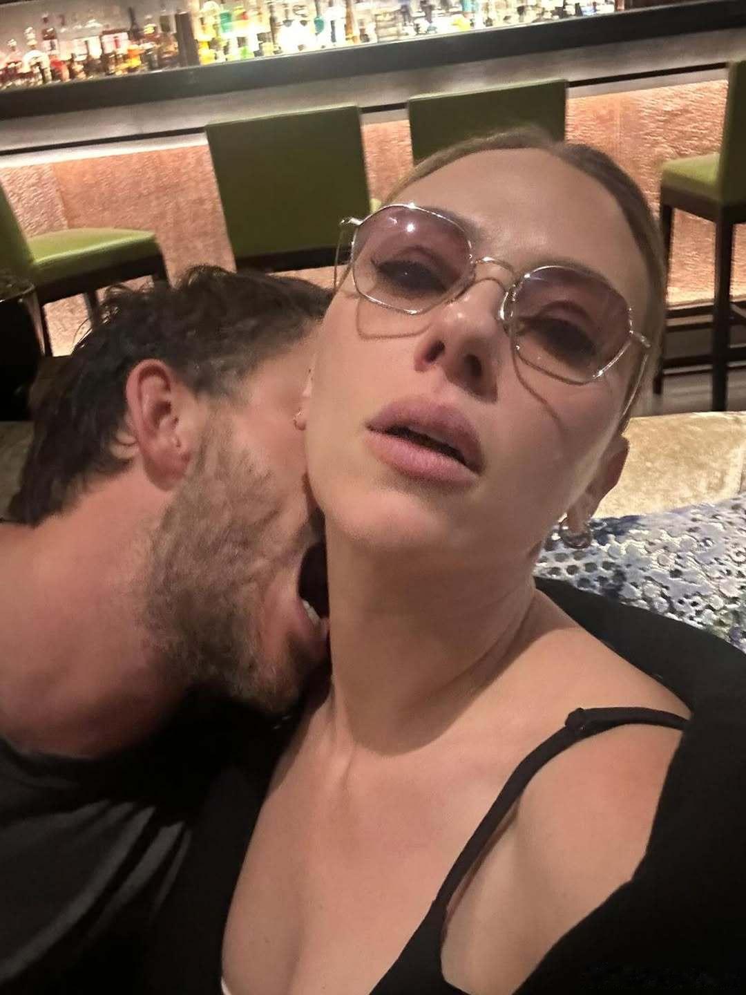 Jonathan Bailey晒和scarlett johansson斯嘉丽约翰