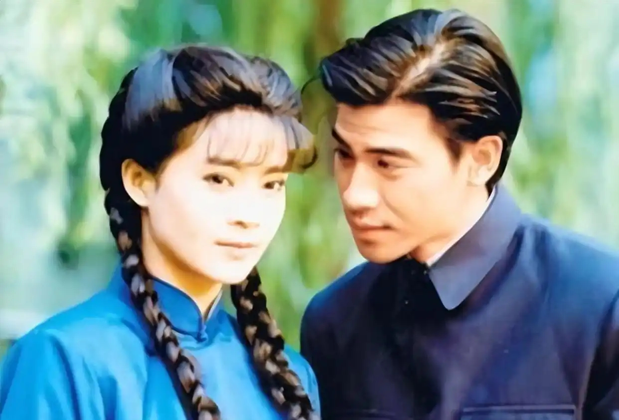 翁家明夫妻打卡龙虾沙茶面，62 岁俞小凡换新发型减龄，单看体态若三十岁模样 