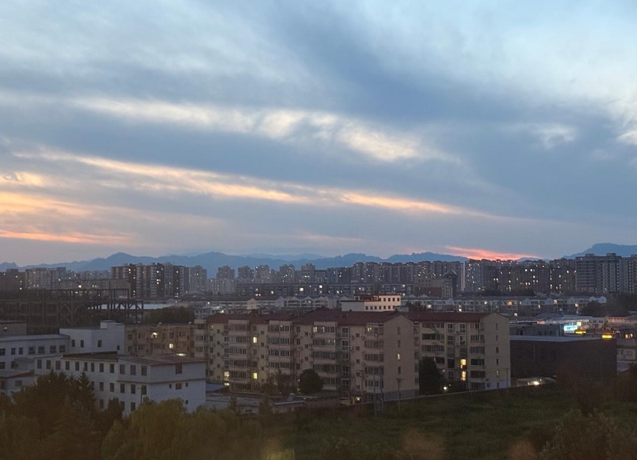 2025中秋国庆假期名场面烟火与守护：南昌一江两岸的烟花照亮夜空，超百万人的狂欢