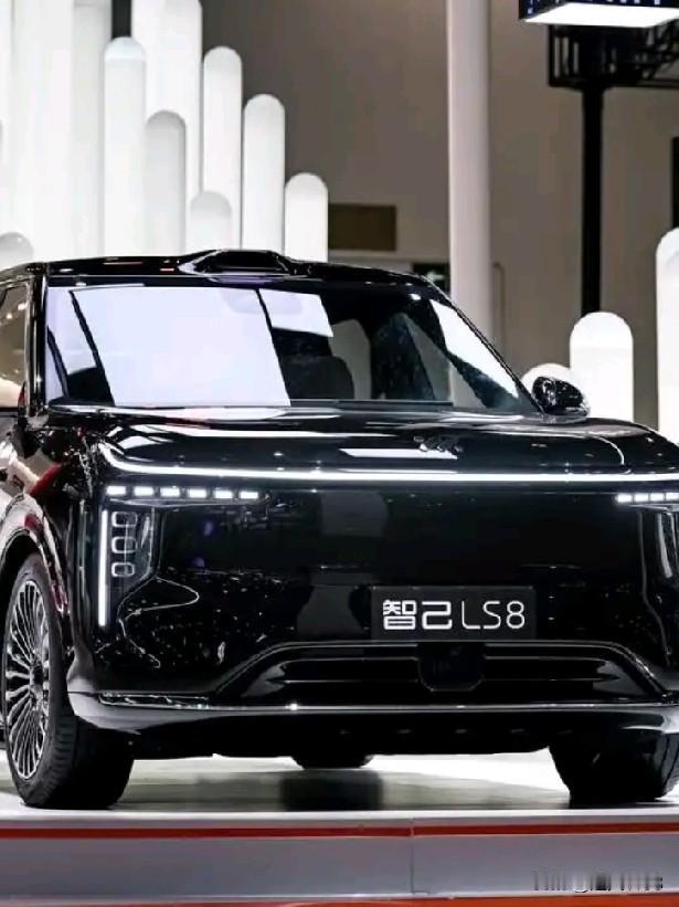 智己LS8配备了全域的800V、全线控转向、高阶智驾硬件预埋，新三代新三大件决定