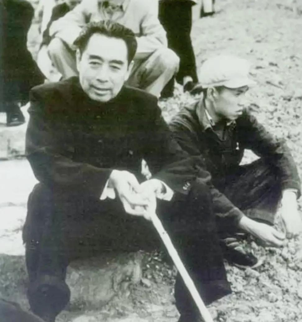 这是一张1955年周恩来总理，在四川成都，闲暇之余休息时留下的一张珍贵照片。#分