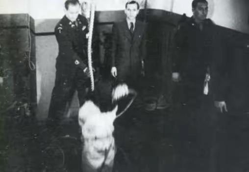 1948年，东京巢鸭监狱，东条英机被套上绳圈。

这战争狂人当年咆哮着征服亚洲，