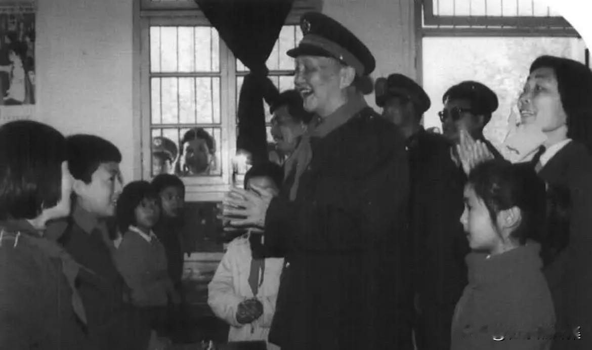 1986年4月，洪学智上将回到皖西金寨县梅山镇第一小学看望师生的场景。
洪学智1