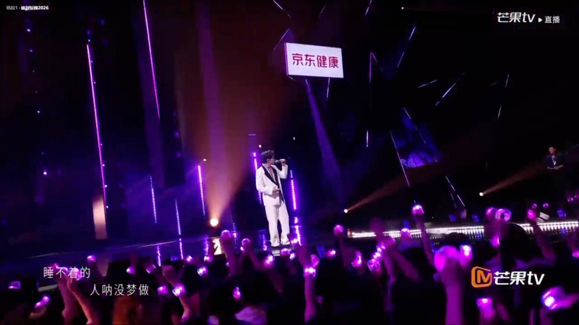 张彬彬披哥初舞台惊艳张彬彬音色好戳人登台全靠氛围感撑场，张彬彬靠实打实嗓音出圈，