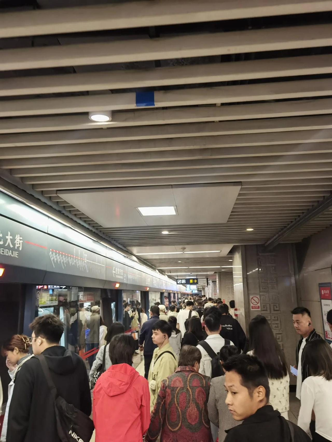 各位朋友，请你感受一下西安10月14日，周一早上8:30分左右地铁二号线客流量爆