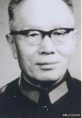 1942年蒋介石下令处决万毅，将军趁夜越狱翻墙出逃，却在玉米地被哨兵围堵
 
1