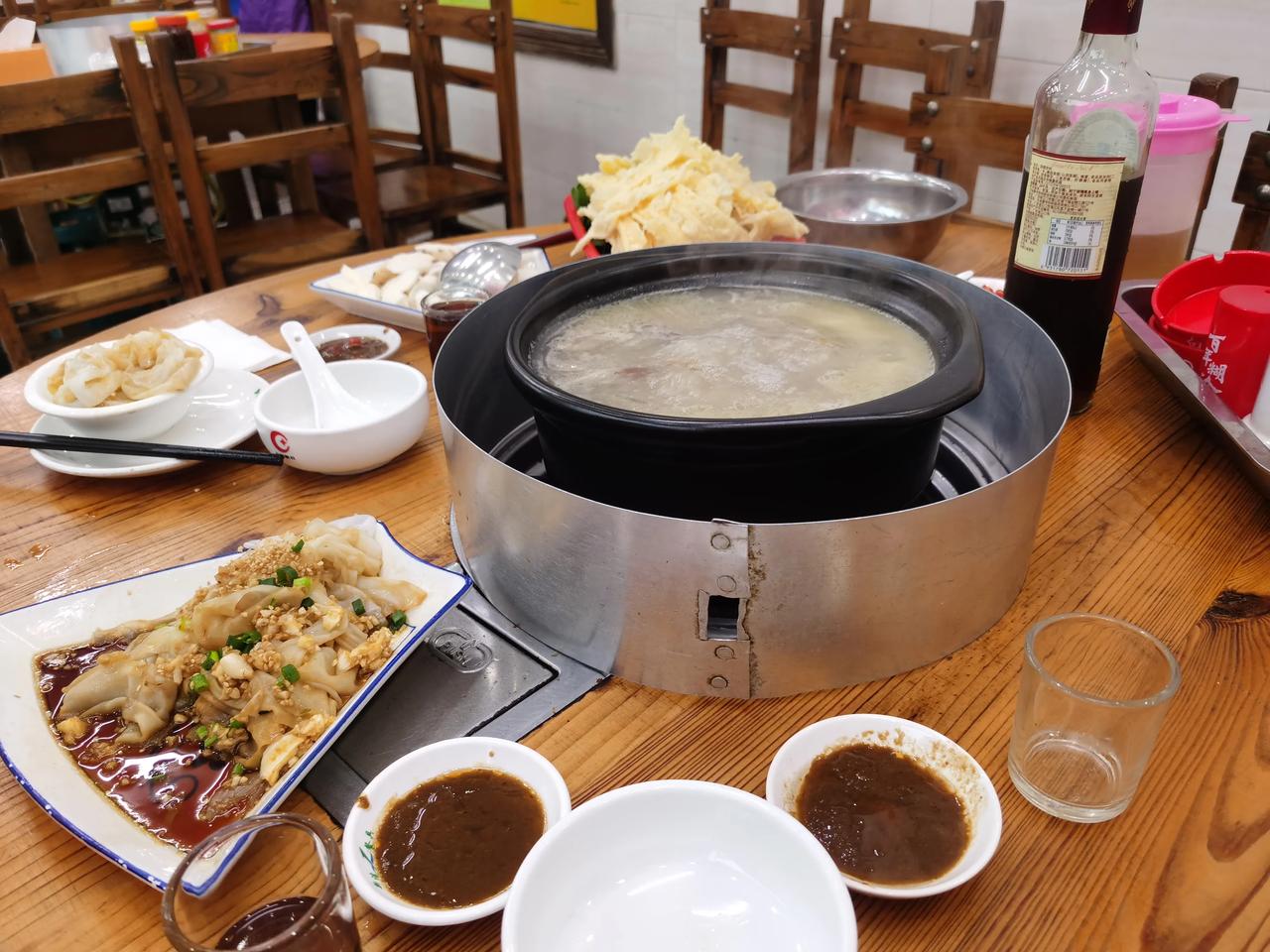 #秋日生活打卡季# 晚餐出来吃羊肉火锅，两大一小点2斤羊肉，一碟捞粉，一份淮山、