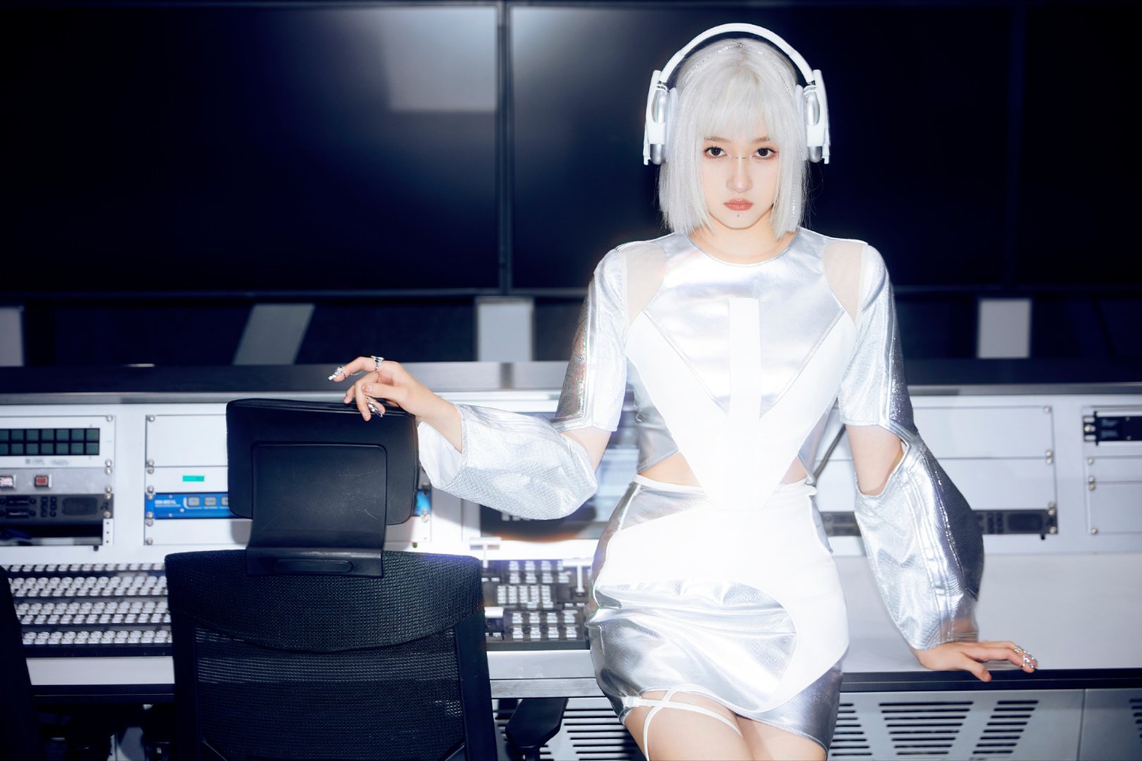 关晓彤Y3K未来感关晓彤机械姬妆2.0 谁懂啊！关晓彤的机械姬妆2.0真的太惊艳