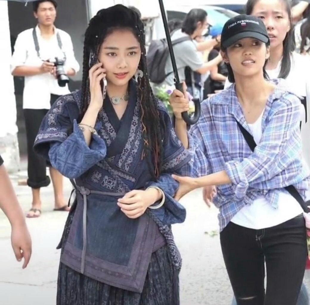 谭松韵长得确实不算很好看，有些网友吐槽还不如身边的助理呢！但是，人家走红是靠演技