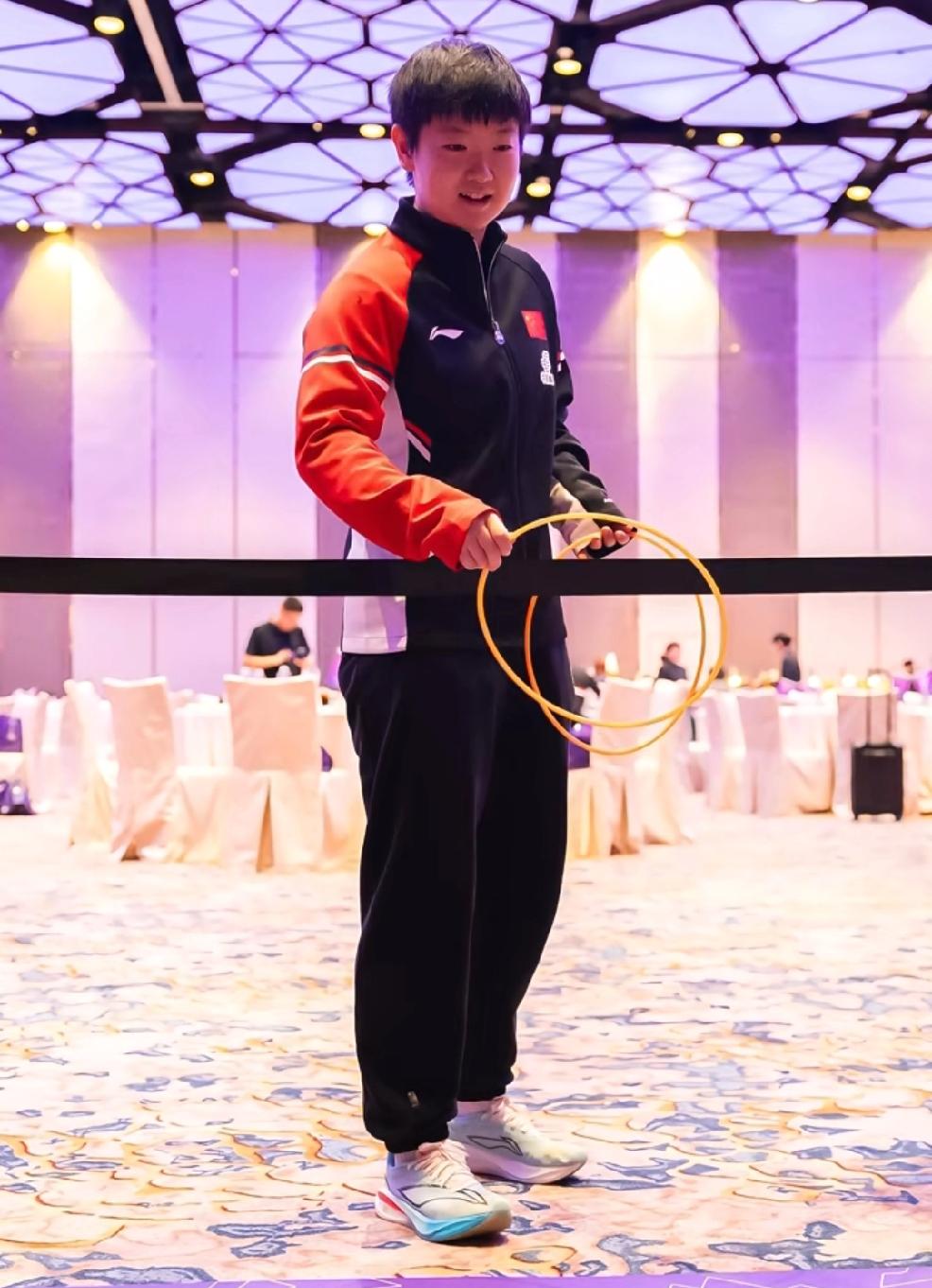 昨晚澳门冠军赛的欢迎晚宴上为运动员准备了开场小游戏：套圈和飞飞机。
看视频孙颖莎