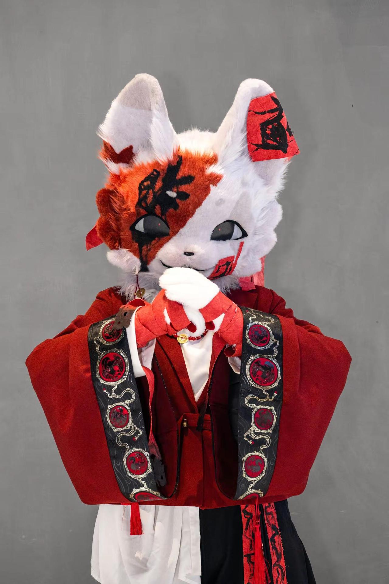右滑看幕后花絮。彩蛋流出，be like：狐狐喝水文有欣 兽装 furry OC