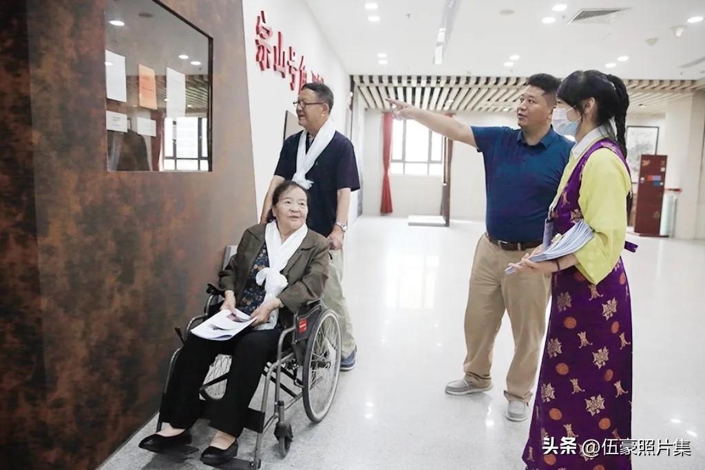 2024年9月3日，首批进藏女兵李国柱（前左一坐轮椅者）在家人的陪同下来到中国藏