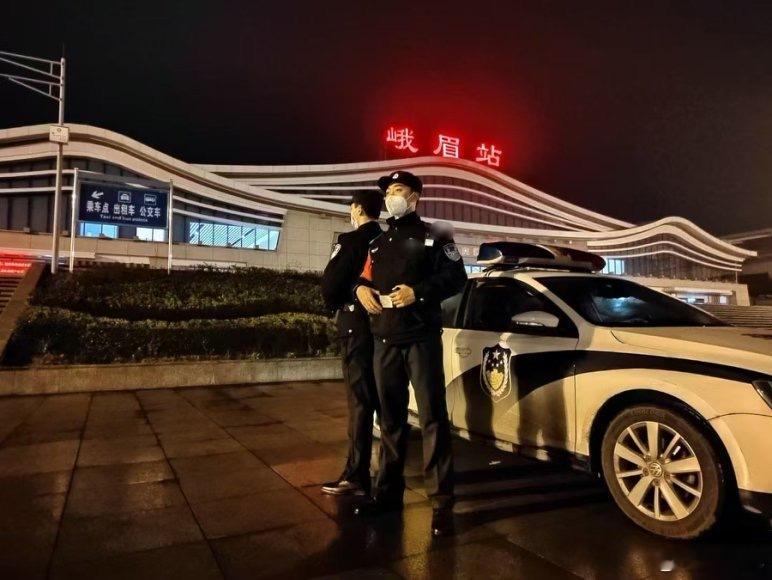 驻站警是最孤独的英雄  驻站致敬最孤独的英雄 哪有什么岁月静好，只是有人替我们负