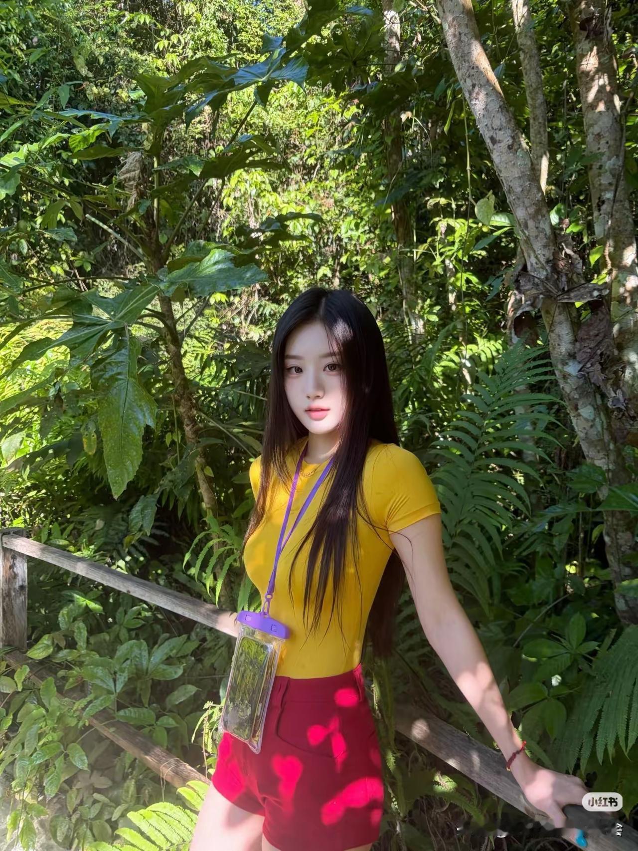 森林中的清新少女，黄色上衣与红色裙子相映成趣，自然美与时尚感并存。明媚黄色穿搭 