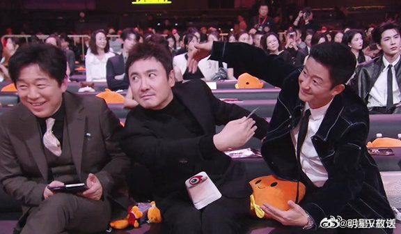 吴京沈腾给黄渤看傻了 谁被这仨笑晕！吴京沈腾直接给黄渤看傻，娱乐圈老前辈的整活名