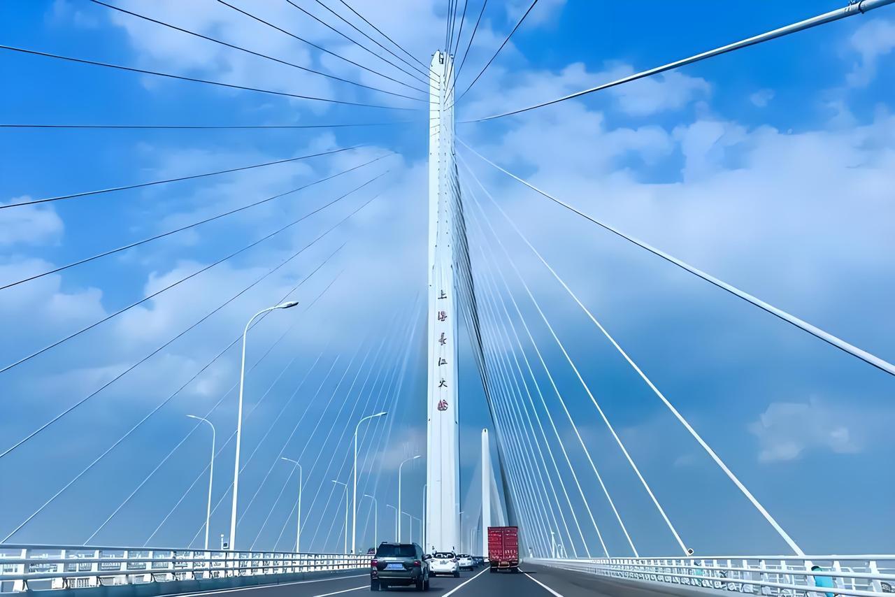 11月22日，燕矶长江大桥顺利合龙，这道连接鄂州与黄冈的“飞虹”跃然江上。它主跨