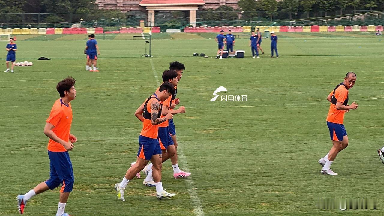 山东泰山队与青岛西海岸的赛前训练中，吴兴涵与小将依木兰是单独在进行康复训练。泽卡
