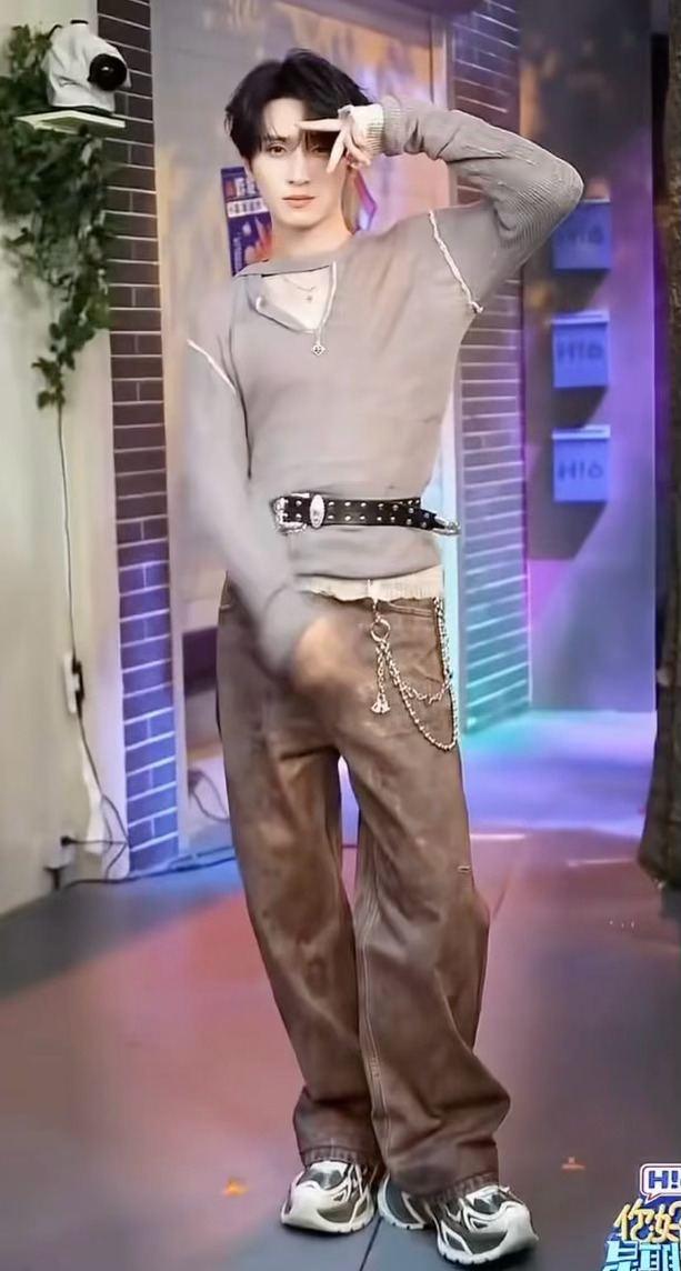 领口开的太going人了 