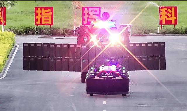 特警装备实现全新升级，亮相一款无人机器人平台。该平台由四轮机器人车提供动力，配备