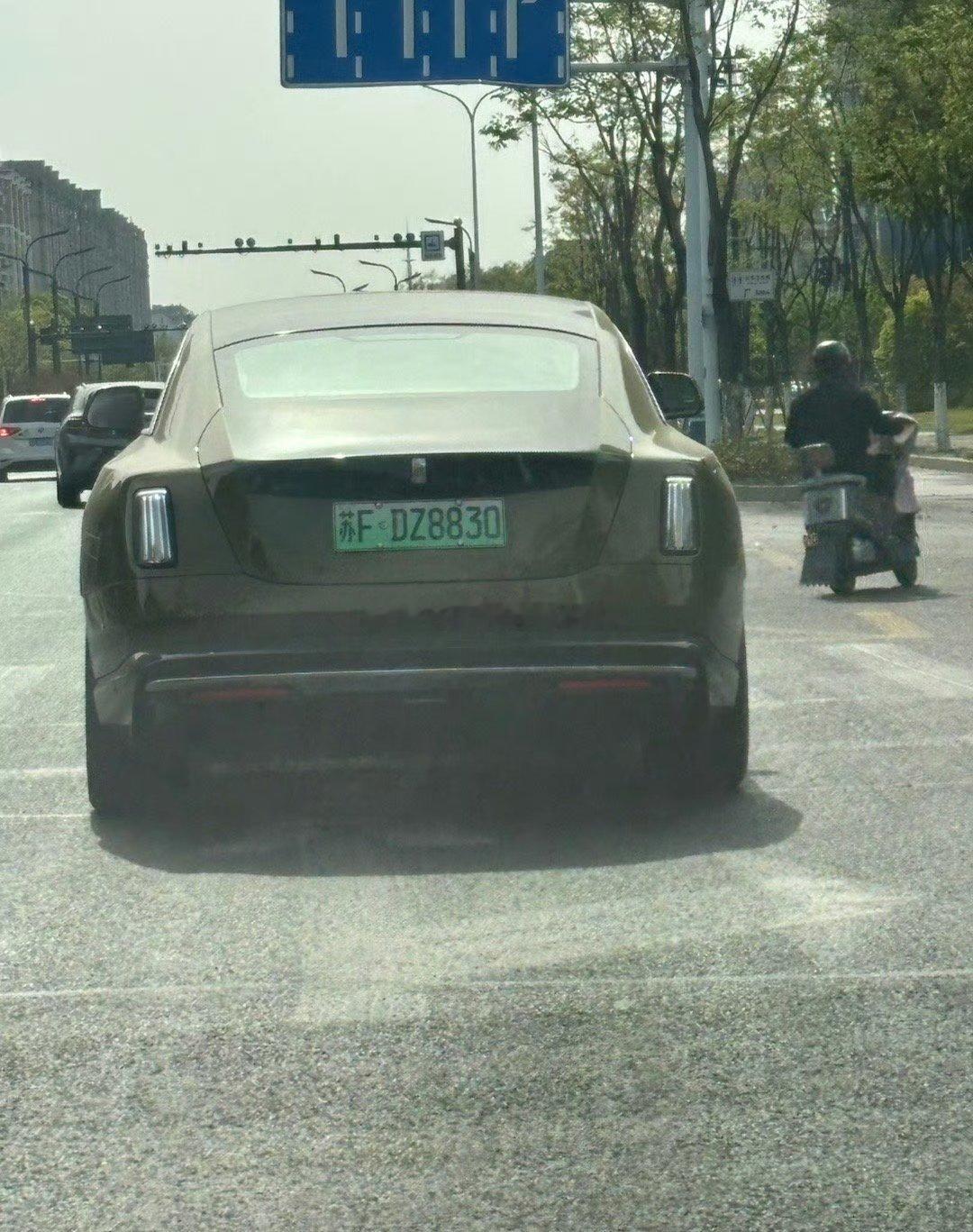 苏f杂谈[超话] 南通劳斯莱斯第129部，首部上牌闪灵。感谢 供图。​ ​​​​