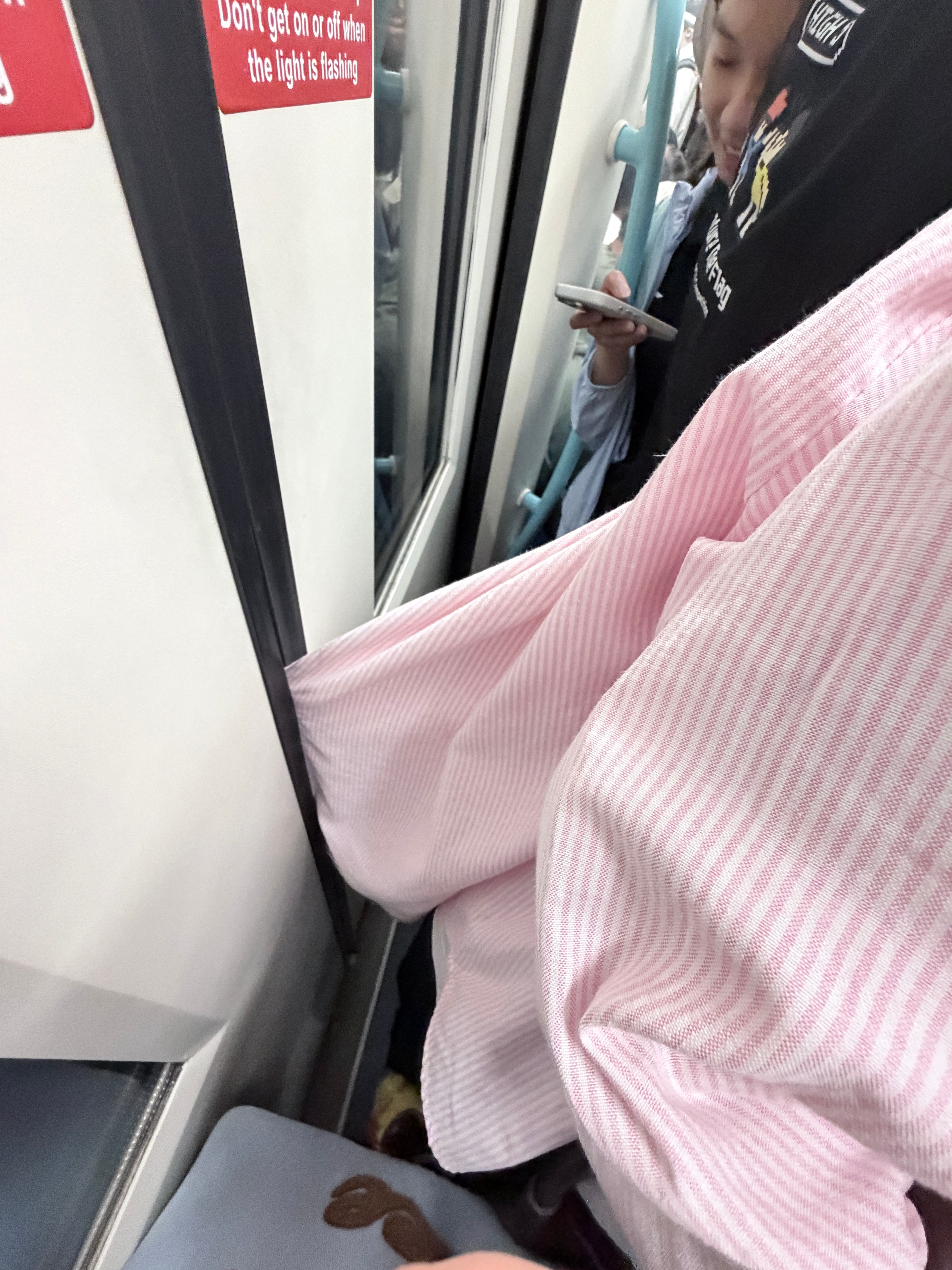 我肚子笑痛 本来已经笑的不行了 心理委员还在添加笑料 等下一站开门拯救衣服 结果