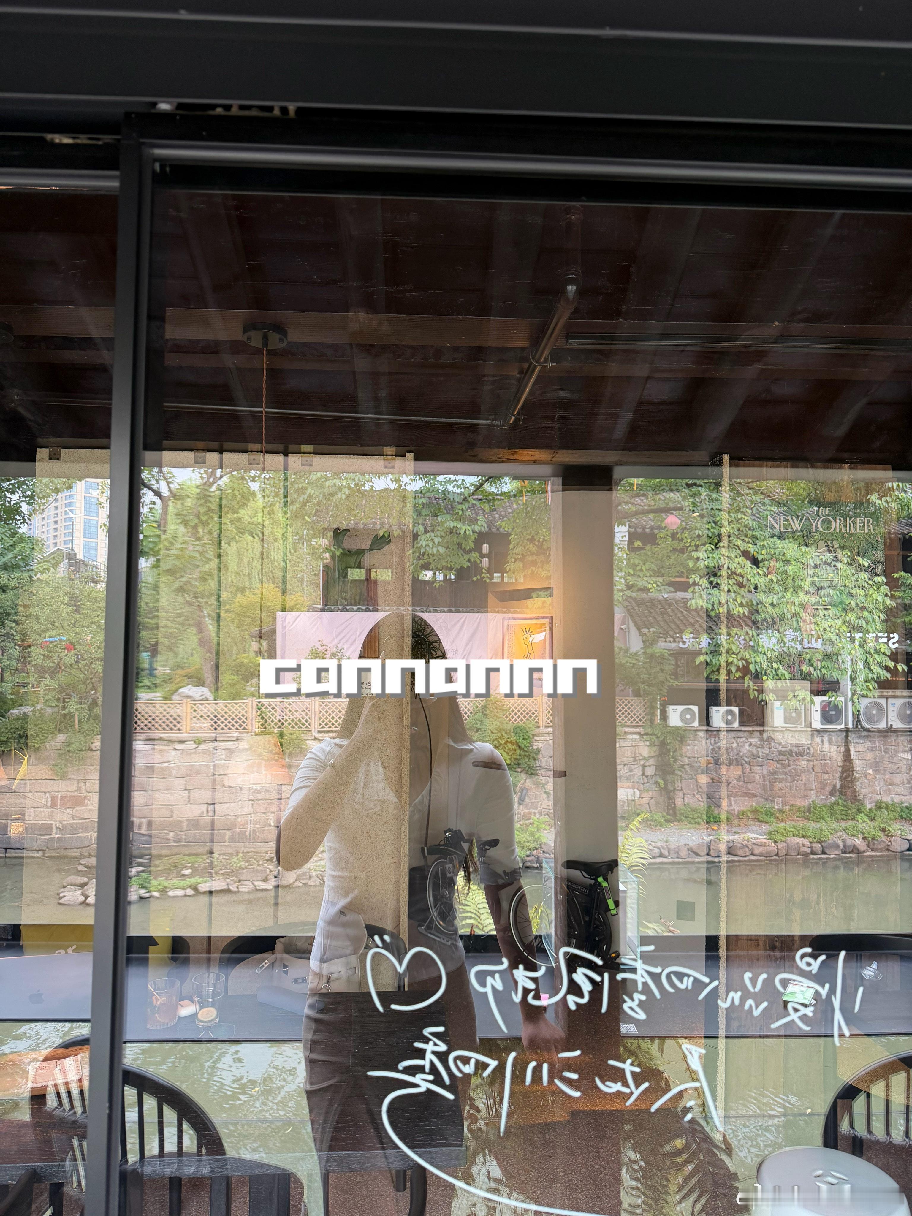 一连好几天的阴雨 过敏身上难受 不敢挠 只能一遍遍的用冰敷反反复复放不下的时候就