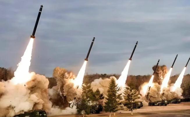 19日凌晨，大批导弹密集射向日本海，高市早苗这下尝到后果了！

4月19日凌晨，