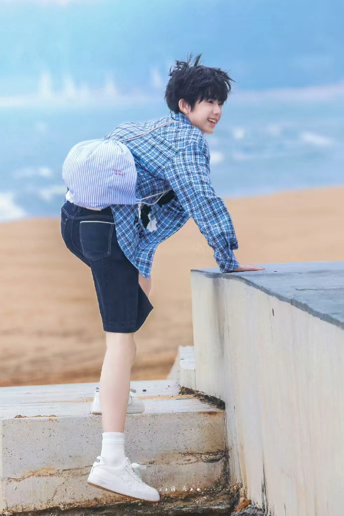 陈奕恒海边炸毛的元气男高风都偏爱的陈奕恒陈奕恒海边炸毛的元气男高，风都偏爱陈奕恒