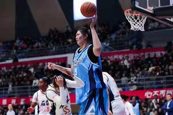 张子宇正负值为-10？她在短短12分钟的出场时间内，高效的取得15分6篮板的优秀