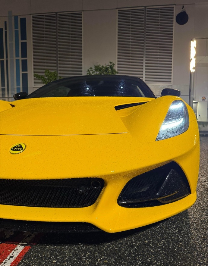 Lotus Emira🚗1️⃣外观：Emira的设计完全跳出了“家用车逻辑”，
