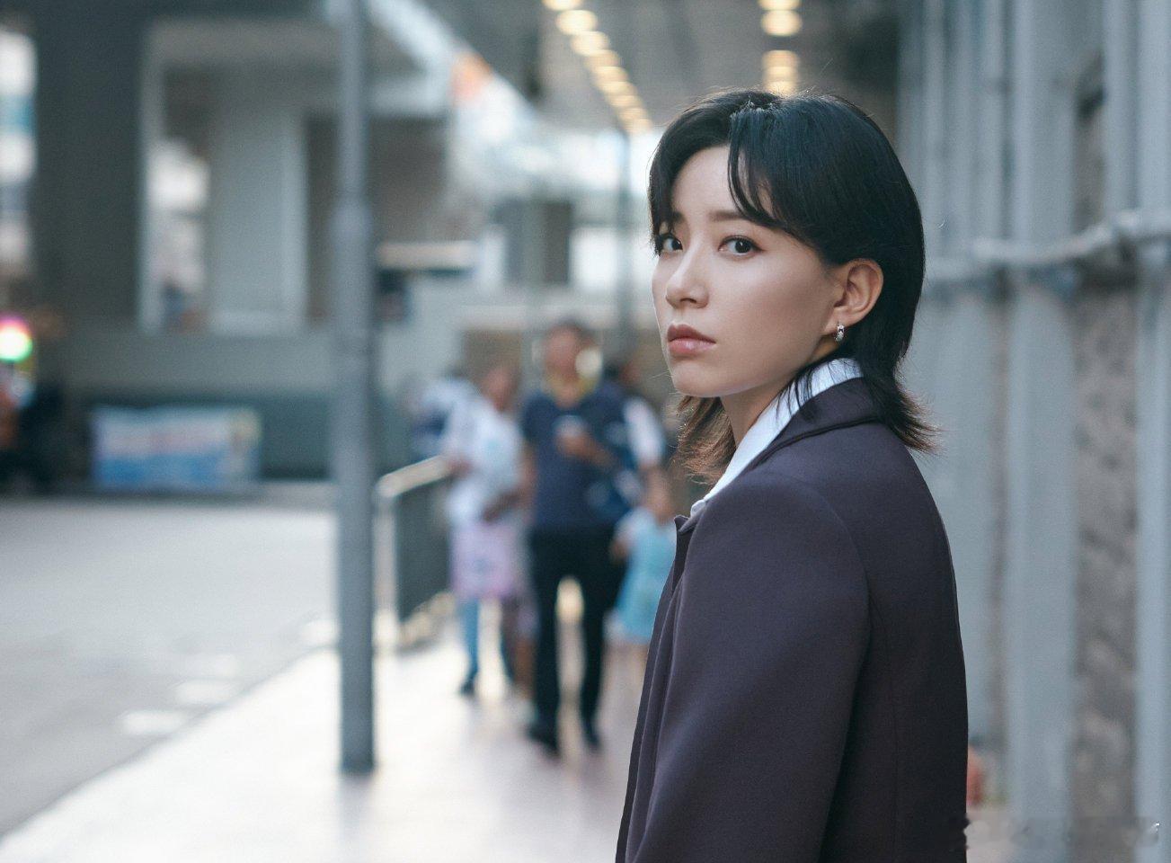 李斯丹妮踩6厘米超细高跟鞋表演李斯丹妮昨日表演造型藏细节，裤子下是6厘米超细高跟