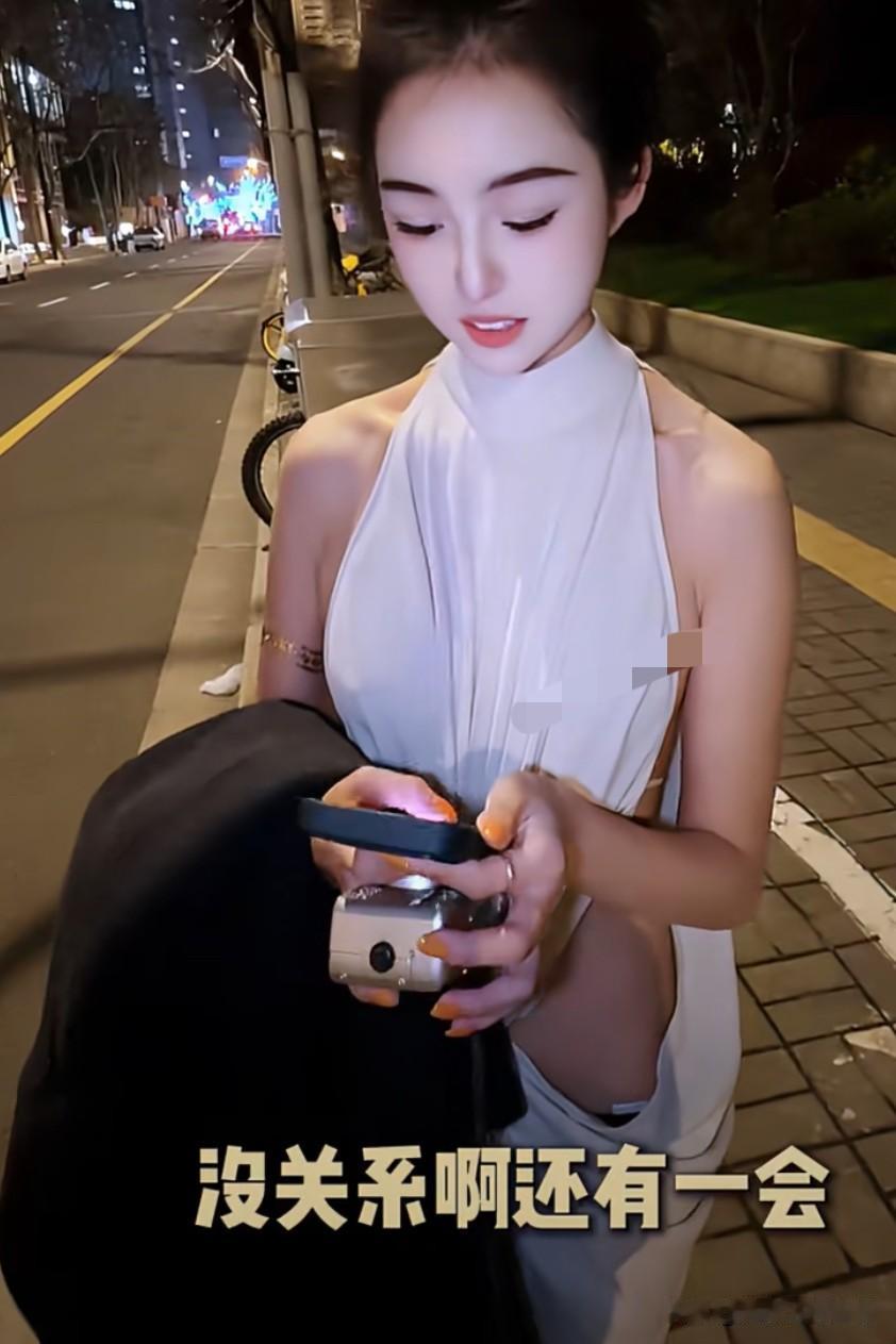 肤白貌美，就是这裙子看起来有点丑！

现在的美女是以露为美，我觉得好好穿衣服会更