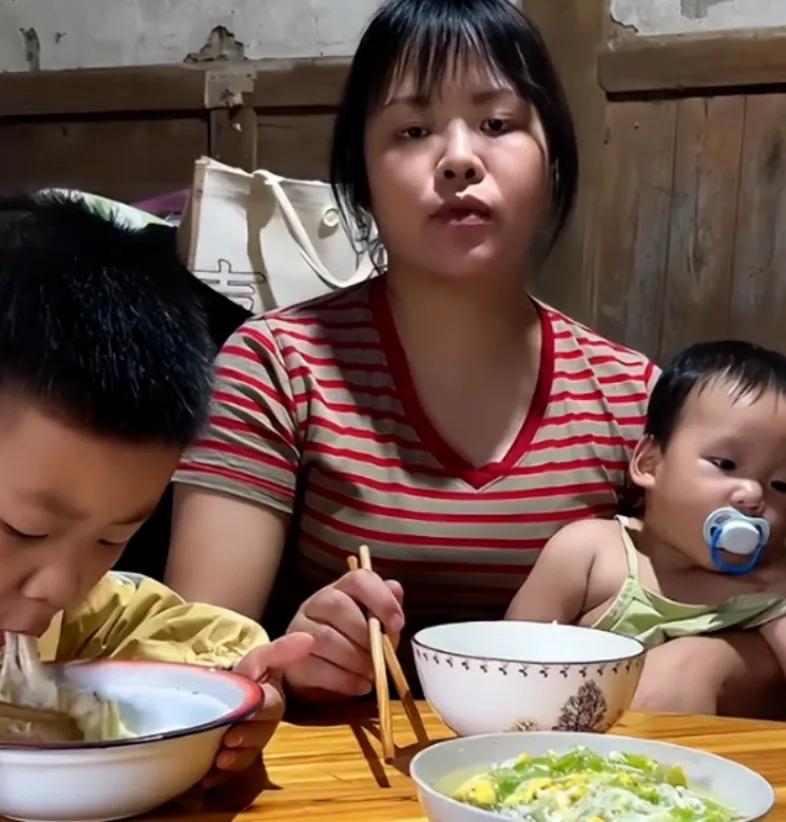 那天下午，王浩听见有人敲门。他抹了把脸，心想大概是村里人路过借个水。门一拉开，一