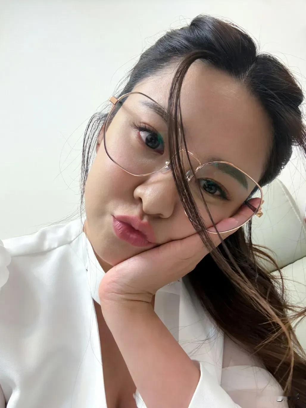 江嘉敏.撅着小嘴真可爱
