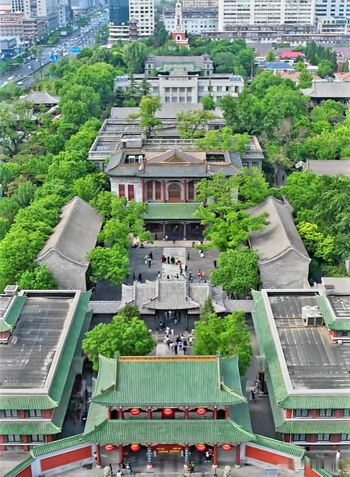 山西太原督军府的中轴线！
真正有年代和历史的地方，见证了山西的政权变化，山西的很