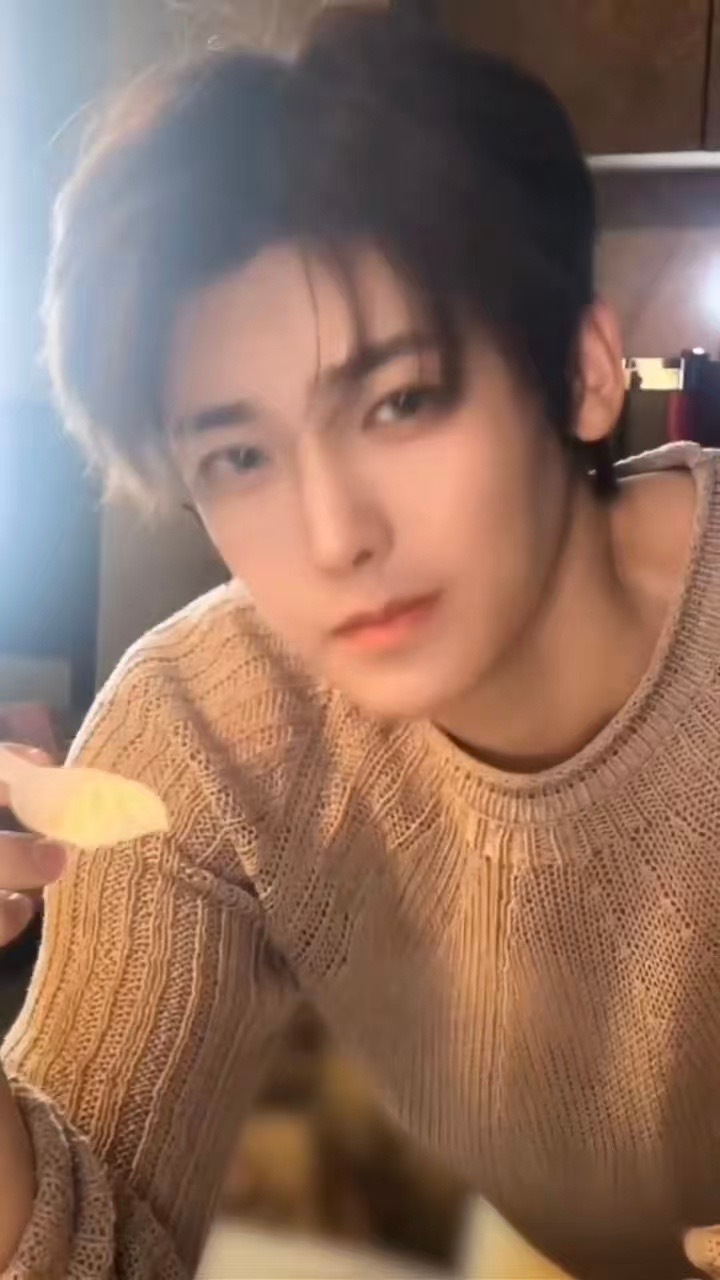 大早上一起来就看见侯明昊在洗澡然后给我做小蛋糕还喂我吃薯片嗯对侯明昊