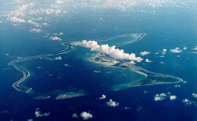 特朗普炮轰英国向毛里求斯移交迭戈加西亚岛：“愚蠢至极”，借机鼓吹收购格陵兰岛。