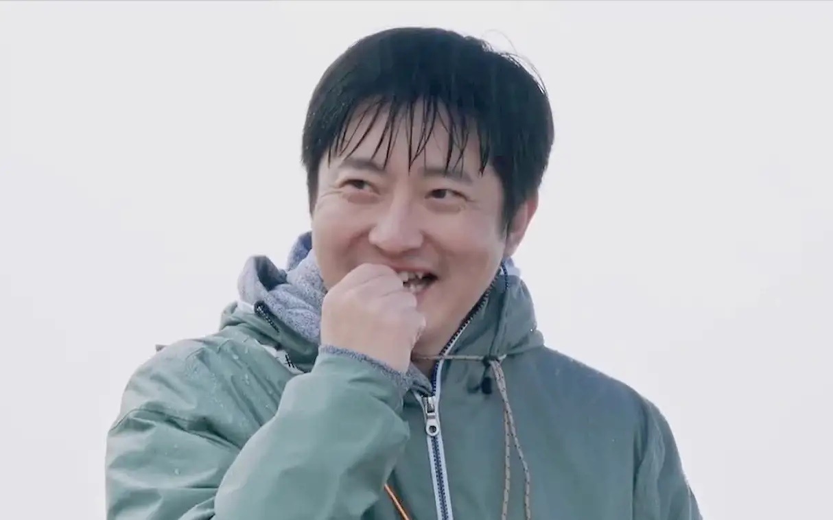 陆毅参加《披荆斩棘》第三季，郭京飞发了140个“哈”字，为自己的连襟加油助威——