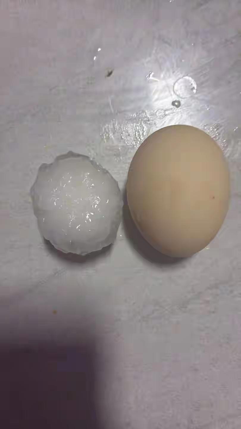 4月24日傍晚，昆明嵩明县突然上演“高空投弹”，鸡蛋大小的冰雹噼里啪啦砸向地面，