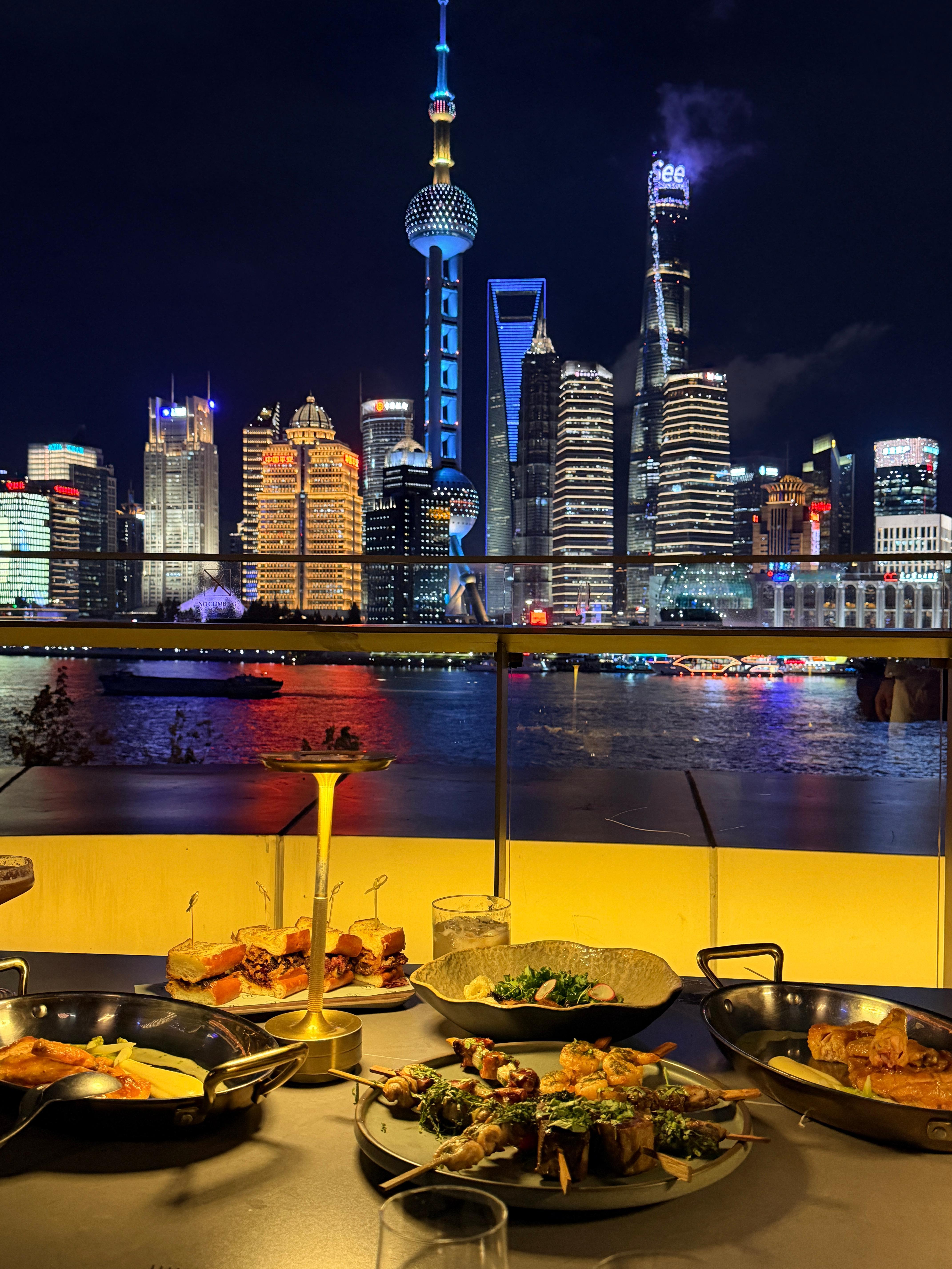 误闯天家了朋友们[笑cry]上海海鸥丽晶酒店这观景平台真的绝绝子！ ​​​