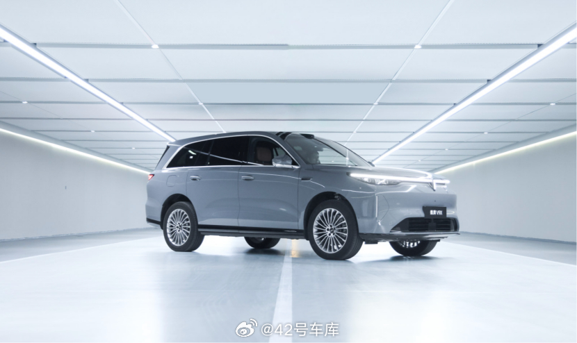 近期，魏牌又推出了 V9X 的 1.5T 版本，结尾的命名是「家庭版 Ultra