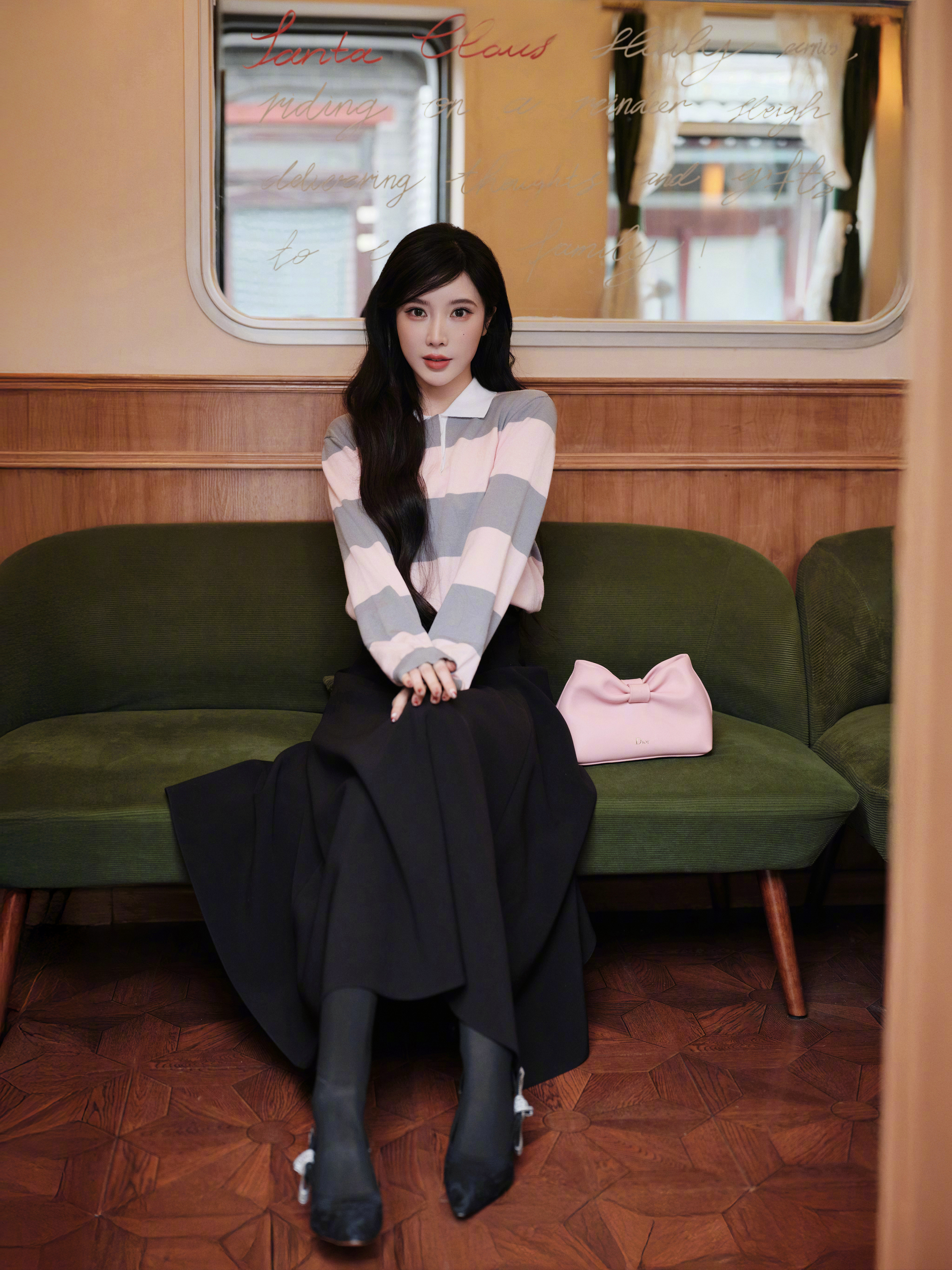 戴燕妮 in DIOR 🎀🍬今日新造型图集，穿着品牌26春夏新装，简约穿搭风