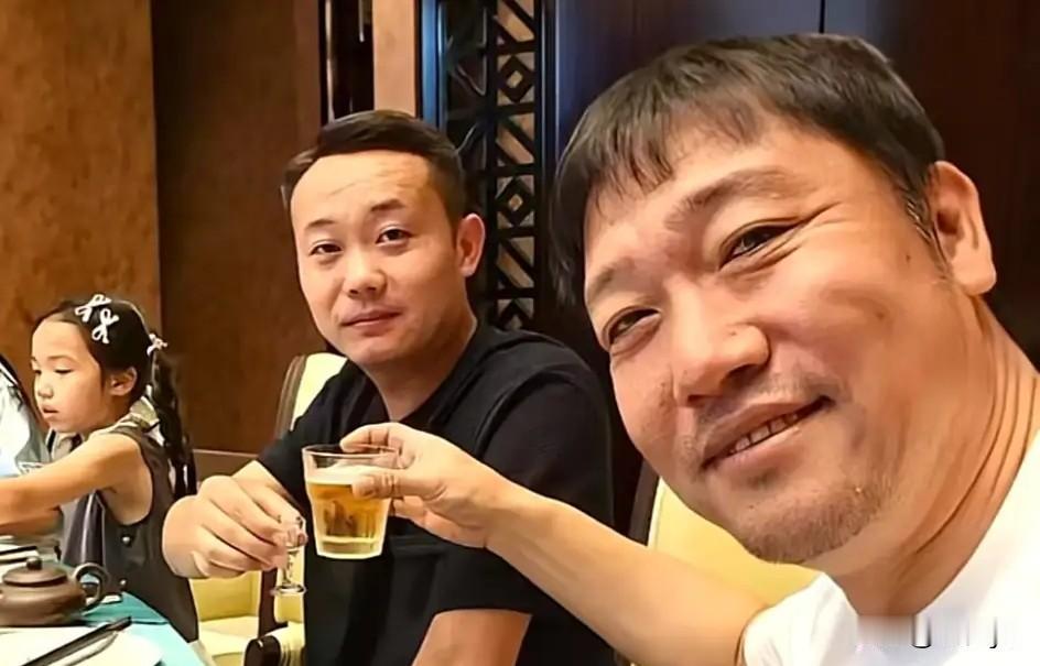 贾冰啊，你可长点心吧！别把什么人都当朋友！你把他当朋友，人家背后捅刀子！你是名人