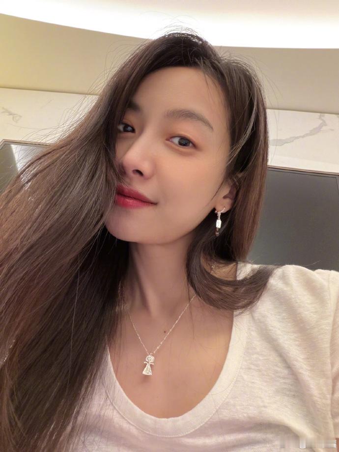 宋茜长发库存宋茜晒长发自拍，居然还有长发看，你怎么知道我想看长发茜了！长发和短发