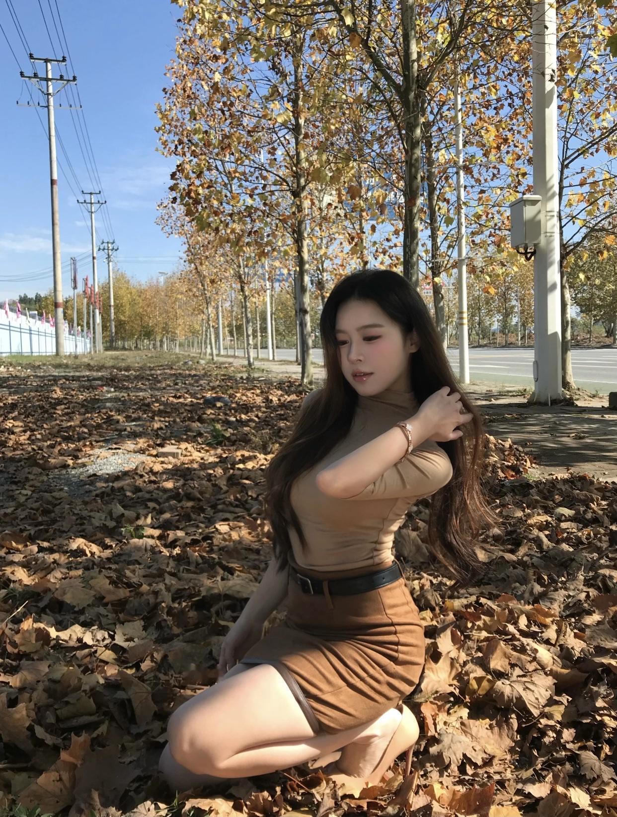 女生怎么穿搭会看上去很优雅衣服的版型要合身，不要过于宽松或紧身。