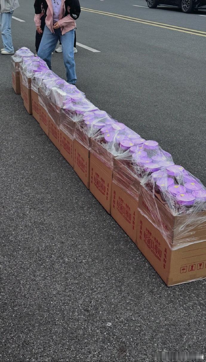 张凌赫请客奶茶归鸾杀青张凌赫逆应援归鸾杀青张凌赫逆应援！好贴心呀，每次都把粉丝放