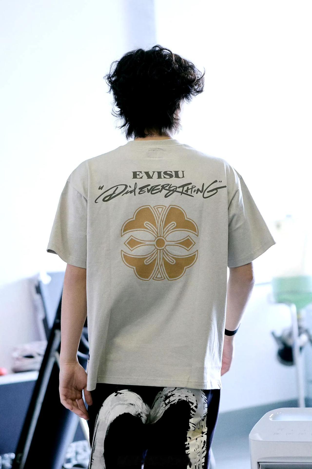宽肩撑得起机车服的硬朗，卷毛却泄露出少年气的软——王一博这组造型，把“双开门”的