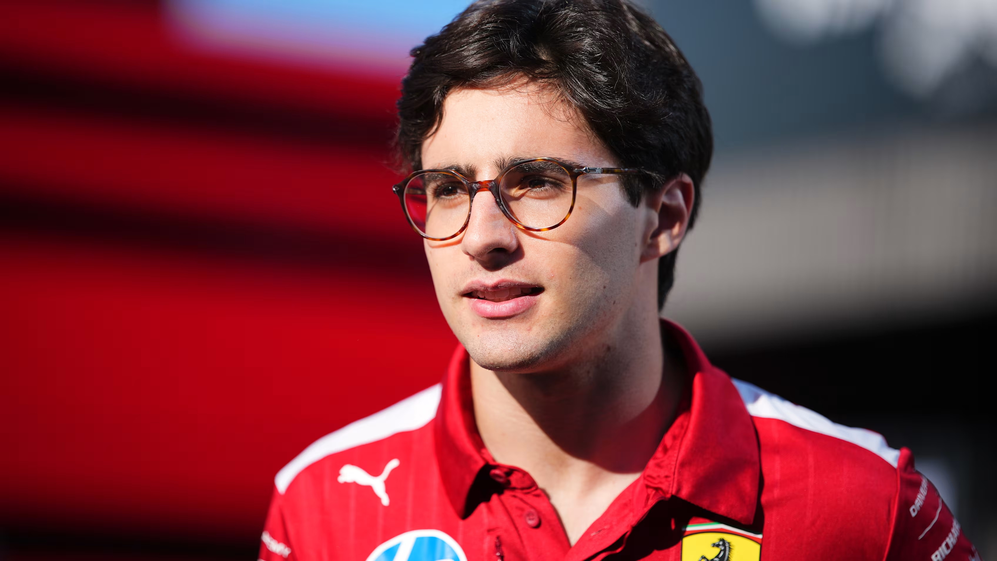 F1 即将在2027年代表哈斯车队征战F1的拉斐尔·卡马拉，患有近视和散光，因此